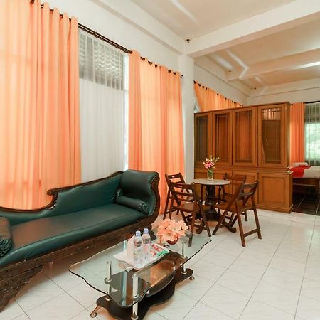 Reddoorz @ Tuktuk Danau Toba Hotel Exterior photo