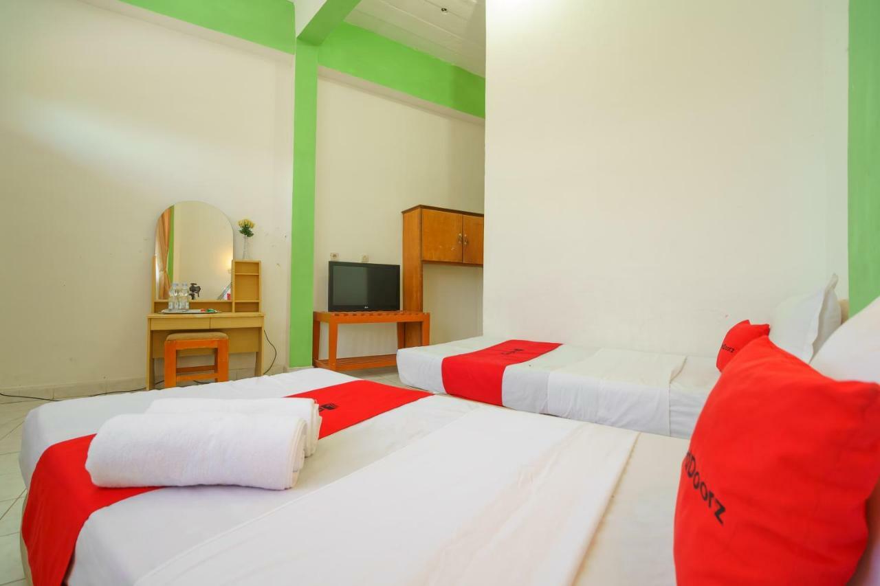 Reddoorz @ Tuktuk Danau Toba Hotel Exterior photo