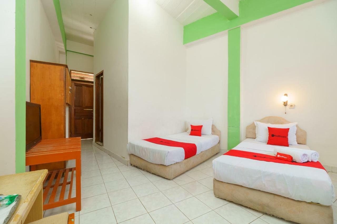 Reddoorz @ Tuktuk Danau Toba Hotel Exterior photo