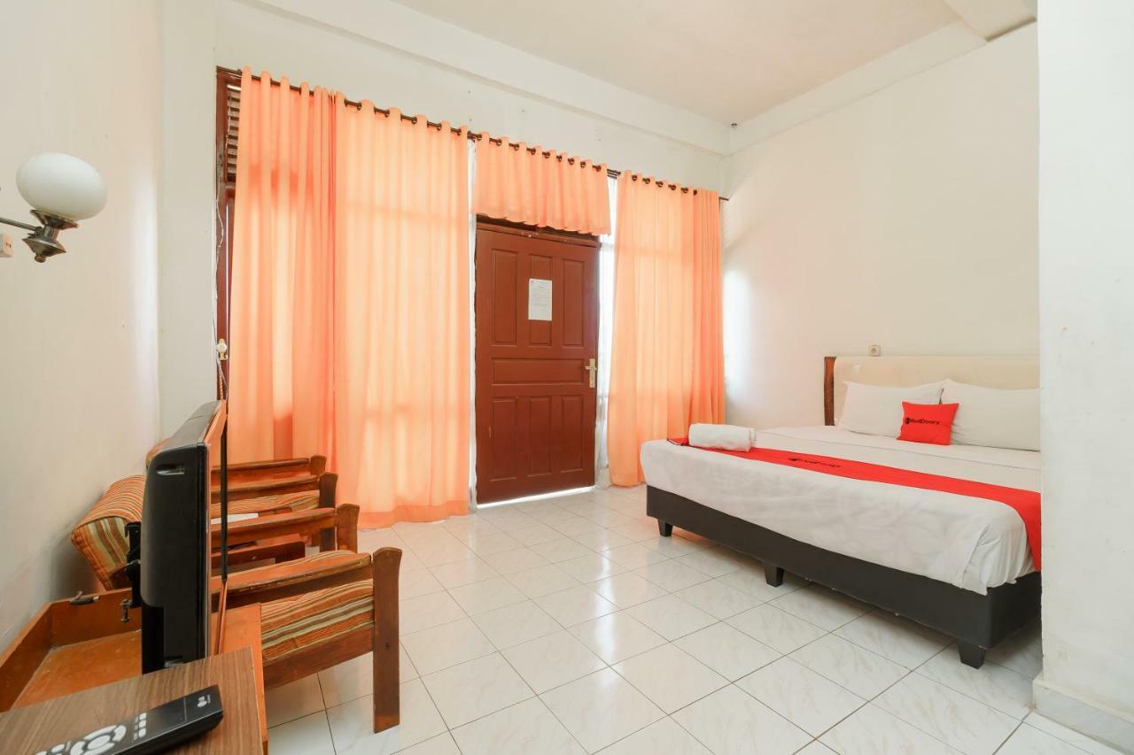 Reddoorz @ Tuktuk Danau Toba Hotel Exterior photo